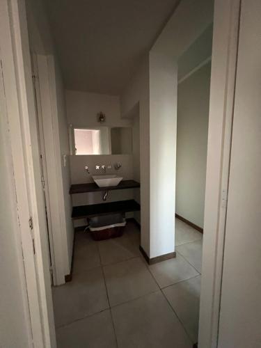 ein Badezimmer mit Waschbecken und Spiegel in der Unterkunft Semipiso de Categoria con Vista al Mar in Monte Hermoso