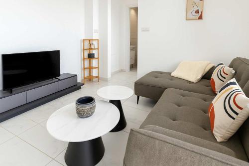 Χώρος καθιστικού στο Bright Stylish Flat With Balcony & Shared Pool