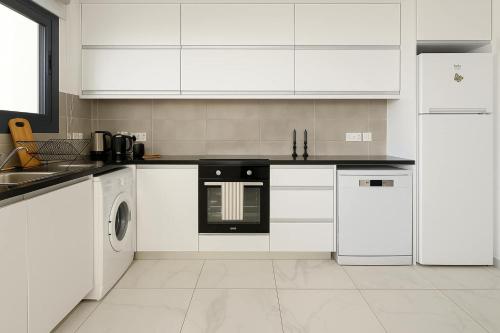 Η κουζίνα ή μικρή κουζίνα στο Bright Stylish Flat With Balcony & Shared Pool