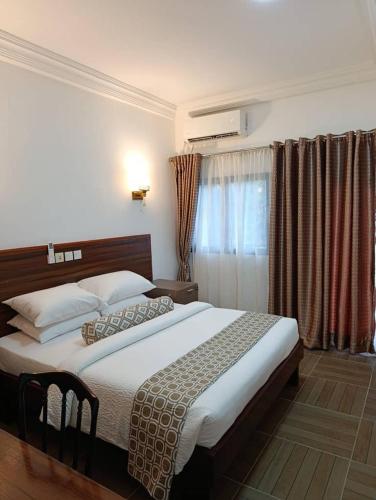 Postel nebo postele na pokoji v ubytování Guims Hôtel