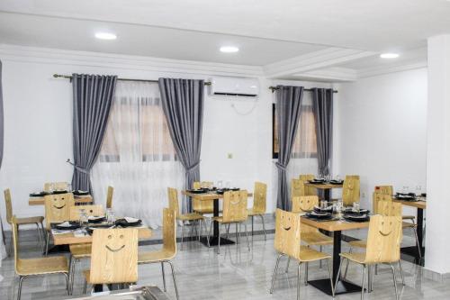 Restaurace v ubytování Guims Hôtel