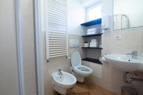 ein Badezimmer mit Toilette und Waschbecken in der Unterkunft Agriturismo Villa Caterina in Levanto