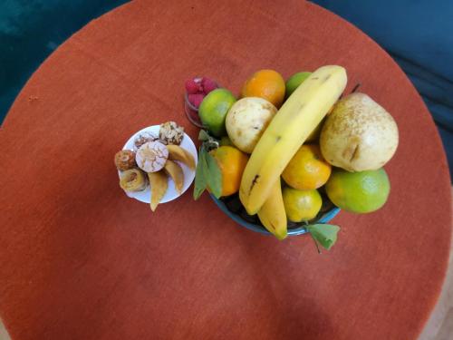 - un bol de fruits et de légumes sur une table dans l'établissement Joli chambre au coeur de tanger, à Tanger