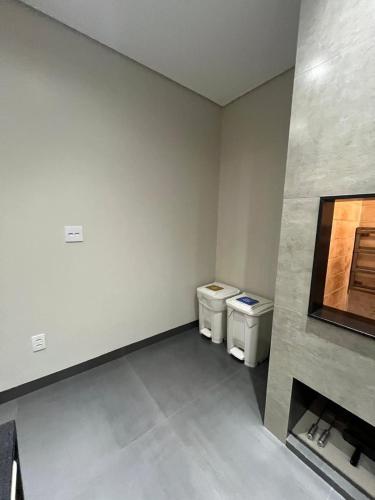 a bathroom with two toilets in a room at Edícula para descansar e passar ótimos momentos in Foz do Iguaçu
