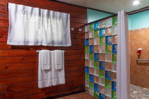 Vannituba majutusasutuses Blue River Resort & Hot Springs