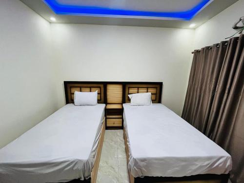 2 Betten in einem Zimmer mit blauer Decke in der Unterkunft Royal Palace 30 Home in Hurghada