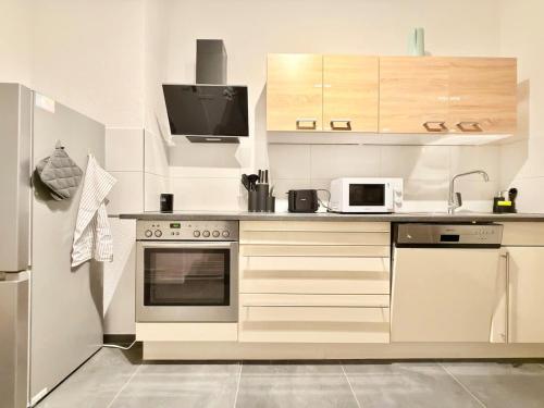 مطبخ أو مطبخ صغير في Stylish City Apartment mit Beamer & Balkon Zentral