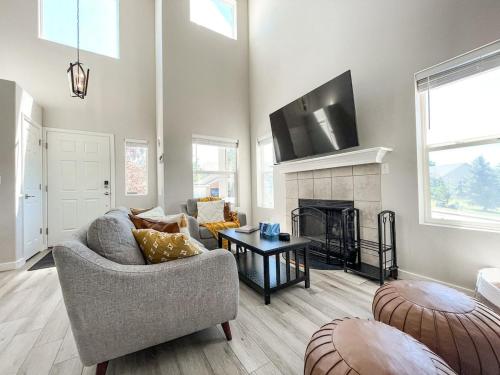 un salon avec un canapé et une cheminée dans l'établissement 15524 Candle Creek, à Gleneagle