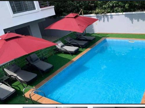 Bazén v ubytování Fantastic Private Room in Oniru Estate nebo v jeho okolí