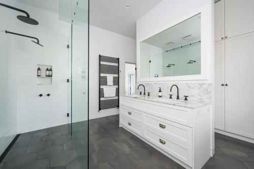 een witte badkamer met een wastafel en een douche bij Poolside at Kindrogan - St Kilda in Melbourne