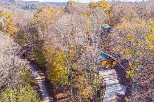 eine Aussicht auf ein Baumhaus im Wald in der Unterkunft Hot Tub & WiFi - Cozy Canopy - Red River Gorge KY in Slade