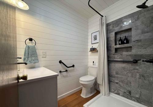 Et badeværelse på Beachfront - Surf City Swell - Beach Bungalow