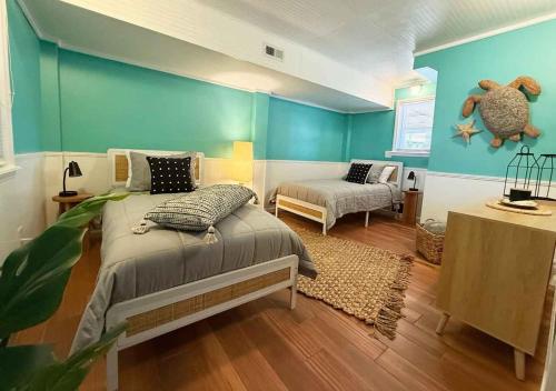 En eller flere senge i et værelse på Beachfront - Surf City Swell - Beach Bungalow