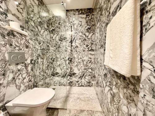 Ένα μπάνιο στο Calm Studio in Oasis, Near Train Station