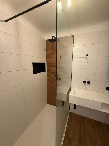Cozy 2-Bedroom Retreat Near Subway and City Center