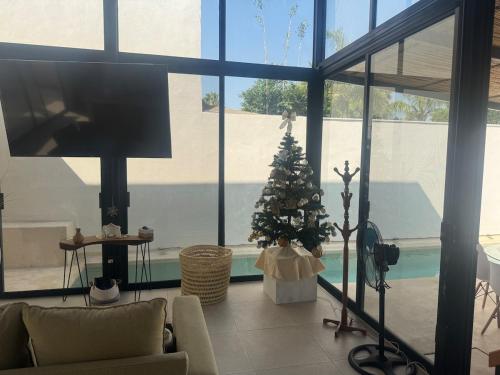 sala de estar con TV y árbol de Navidad en Loft Ha, en Chiconcuac