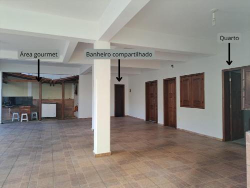 an empty room with a white wall and a white pillar at Quarto confortável em Diamantina in Diamantina