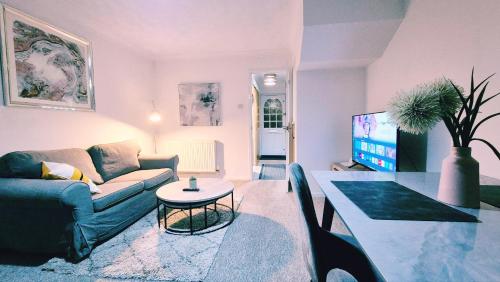 TV a/nebo společenská místnost v ubytování Modern 2-bed , Bradley Stoke, NR Parkway Station, Free Parking