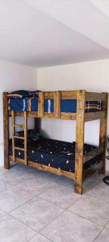 - 2 lits superposés en bois dans une chambre dans l'établissement casa rústica, à Ica