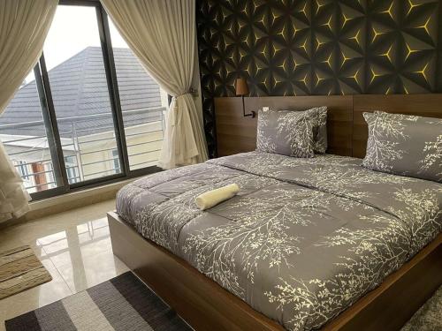 Ένα ή περισσότερα κρεβάτια σε δωμάτιο στο Jasmine's Luxury Escape in Banana Island