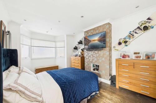 ein Schlafzimmer mit einem Bett und einem Skateboard an der Wand in der Unterkunft Modern 2 Bedroom Family Home in Torquay - Sleeps 4 in Torquay