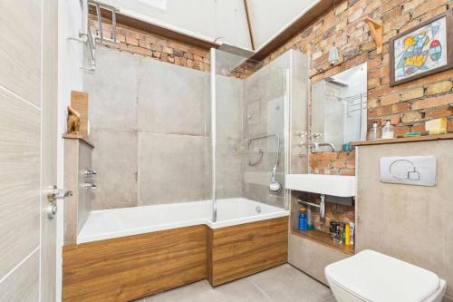 ein Badezimmer mit einer Dusche, einer Badewanne und einem WC in der Unterkunft Modern 2 Bedroom Family Home in Torquay - Sleeps 4 in Torquay