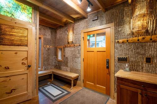 een kamer met een houten deur en een bank erin bij Anam Cara Cabin in Mohawk