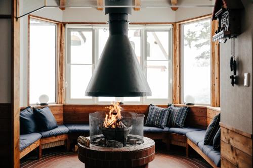 un salon avec un canapé et une grande lumière noire dans l'établissement Raicho Lodge Madarao, à Iiyama