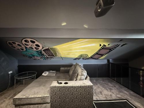 Posezení v ubytování SK Stays Modern Luxury Home With Jacuzzi Bath & Cinema Room