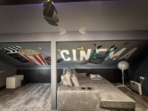 Postel nebo postele na pokoji v ubytování SK Stays Modern Luxury Home With Jacuzzi Bath & Cinema Room