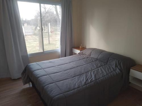 เตียงในห้องที่ Cabaña Desierto