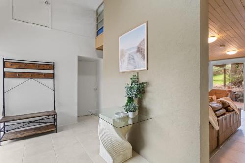 ein Wohnzimmer mit einem Glastisch und einer Couch in der Unterkunft Private Access to Beach Oceanview with Home Gym in Cowes