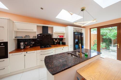 Kuchyň nebo kuchyňský kout v ubytování Amazing 2BDR house close to the city August deals