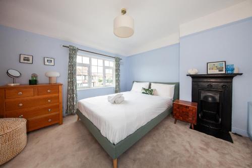 Postel nebo postele na pokoji v ubytování Amazing 2BDR house close to the city August deals