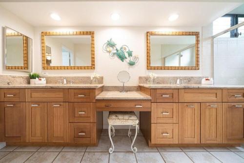 ワイレアにあるGrand Champions 179 · GC 179 Last Minute Deal at 3BD Wailea Condの洗面台が2つと鏡が2つあるバスルーム