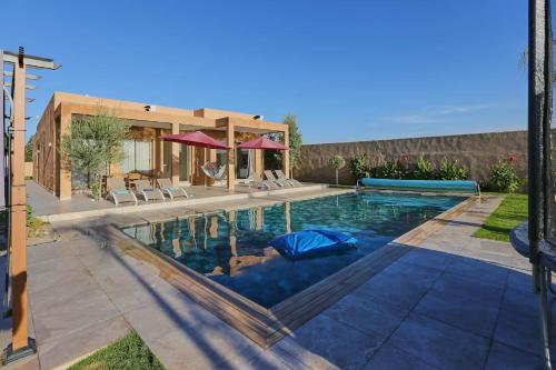 une piscine dans l'arrière-cour d'une maison dans l'établissement Villa d eden , Private Pool and Hammam, à Azib Oulad Lâdem