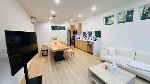 シアトルにあるBrand New Designer House 15min to downtownのソファとテーブルのあるリビングルーム