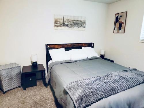 a bedroom with a bed and a nightstand with a bed sidx sidx sidx sidx at The Study, a Summer Retreat in Corvallis