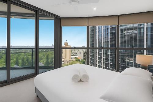 Postel nebo postele na pokoji v ubytování Modern City Escape with Pool Access and Views