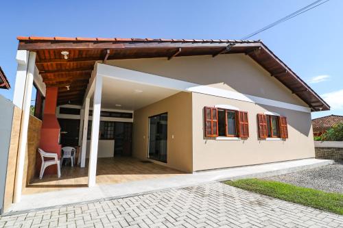 una casa pequeña con un patio grande en House with Beach Access - 2 min Walk, en Florianópolis