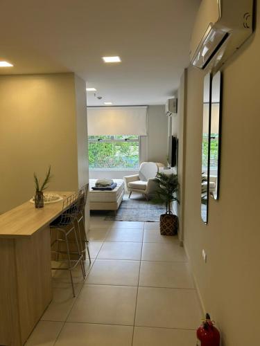 una cucina e un soggiorno con tavolo e sedie di Home Herrera ad Asunción