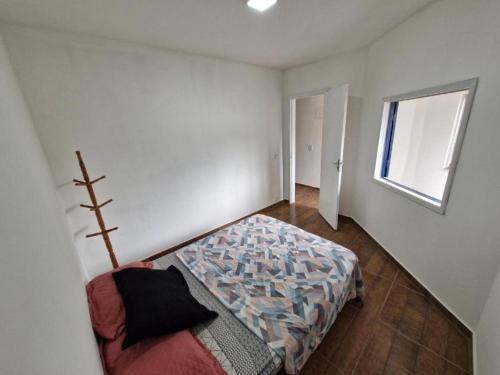 a small bedroom with a bed and a window at Quarto em Valparaiso in Petrópolis