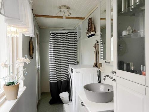 Ένα μπάνιο στο Cozy Forest Hideaway with Hot Tub