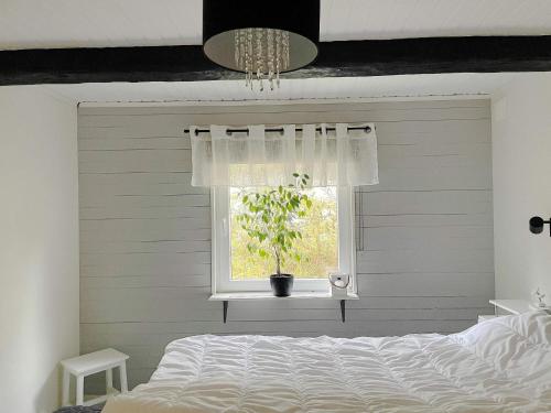 Ένα ή περισσότερα κρεβάτια σε δωμάτιο στο Cozy Forest Hideaway with Hot Tub