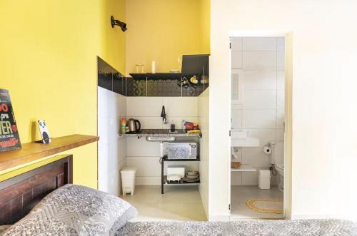 a room with a kitchen with a sink and a counter at Flor da Ilha in Estação Quitaúna