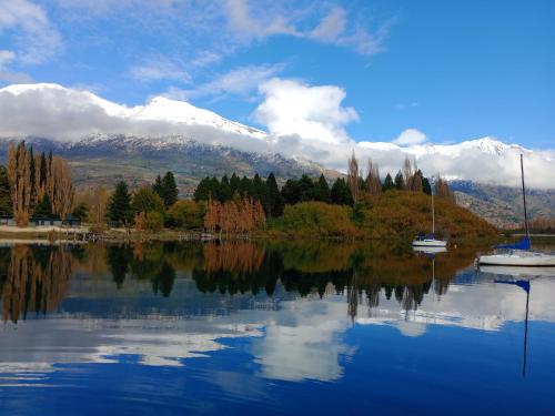 Blick auf einen See mit Bergen im Hintergrund in der Unterkunft Cabaña La Delfina in Epuyén