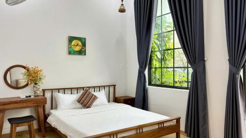a bedroom with a bed and a window at Romo Homestay in Quảng Ngãi