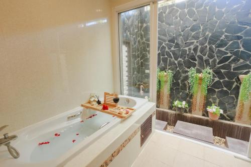 Et badeværelse på Private 400m2 Villa - Hearth - Mountain View - Huge yard - AC - Late Check-in