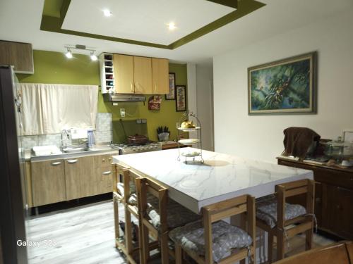 een keuken met een eiland in het midden van een kamer bij El patio de rosy in Maldonado