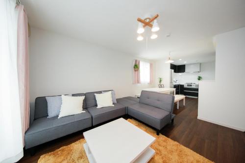 ein Wohnzimmer mit Sofa und Tisch in der Unterkunft HigashirokugoBLACK / Vacation STAY 4280 in Tokio